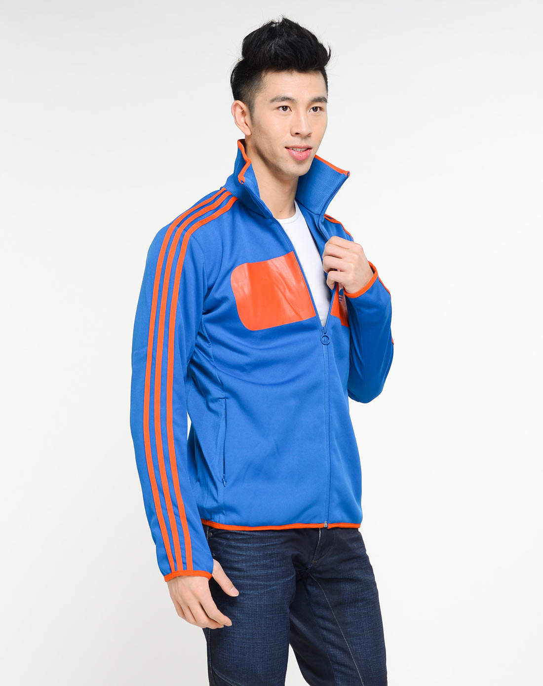 男子蓝色夹克