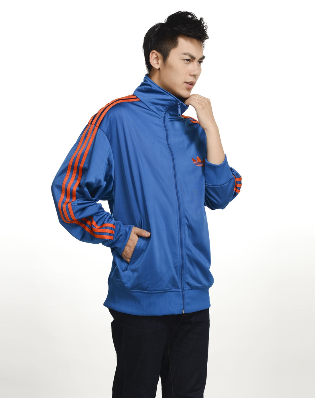 男子蓝色夹克