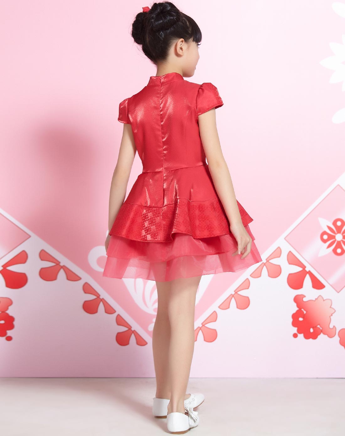 <em>女童红色连衣裙</em>