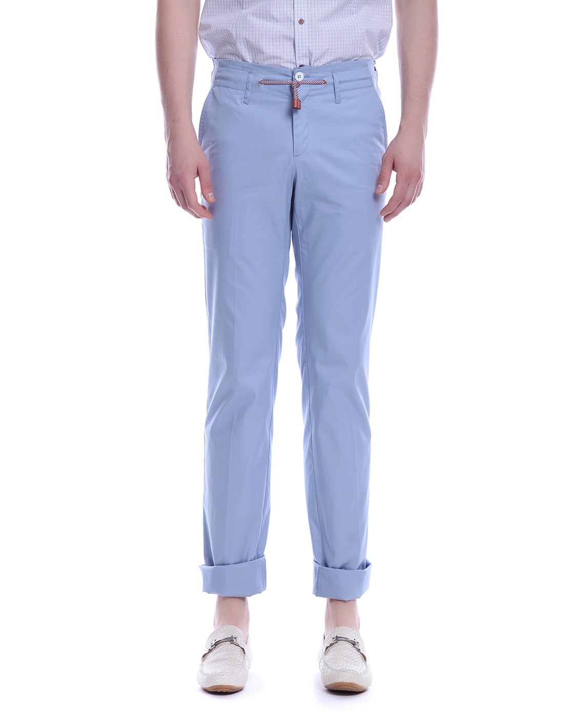 淡蓝色的直筒休闲裤配什么样的衣服好看?