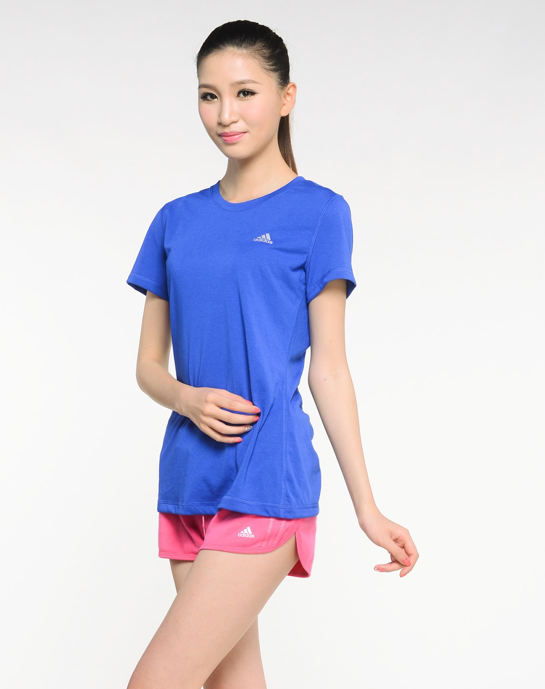 adidas 时尚休闲 女款蓝色短袖t恤 训练系列
