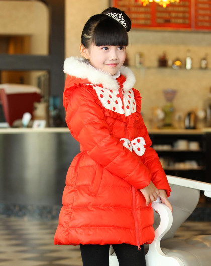 女童红色羽绒服