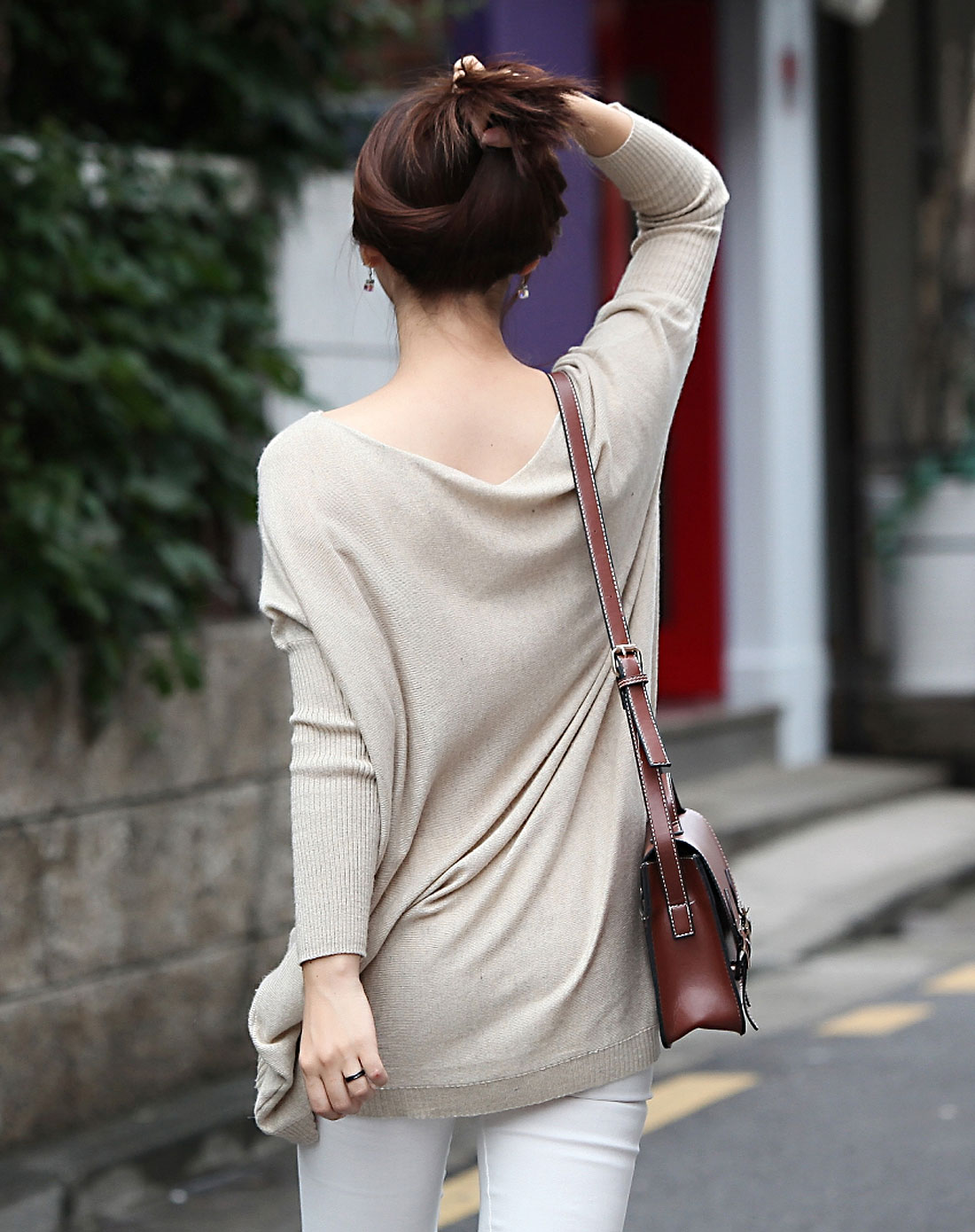 女款杏色人物头像宽松针织衫