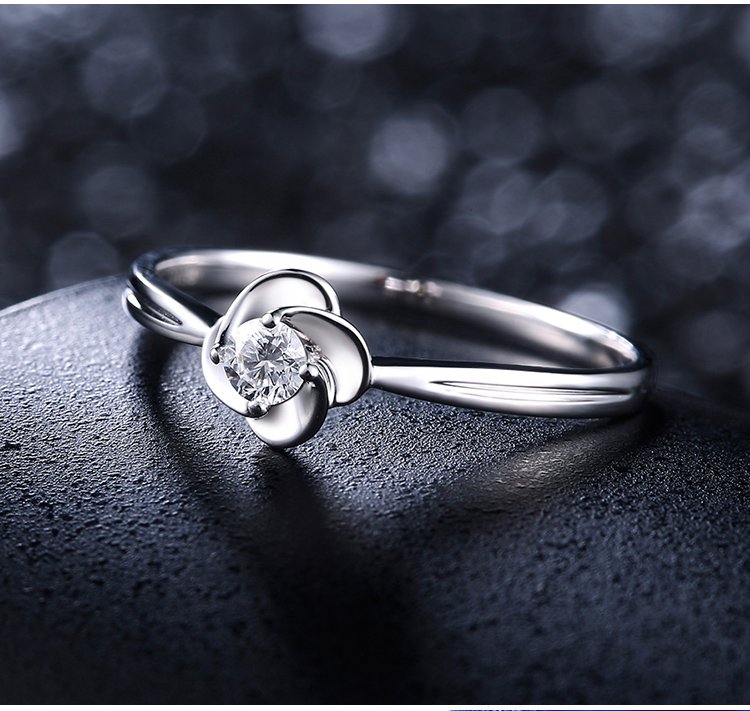 周六福18k金钻石戒指0.072ct,总质量2.5520g,大