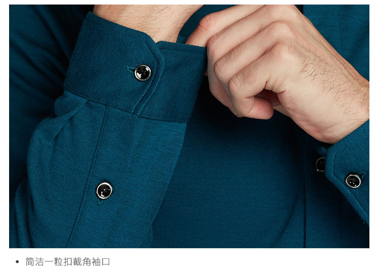 简约干练翻领;光洁细腻树脂门襟扣;简洁一粒扣截角袖口;内里