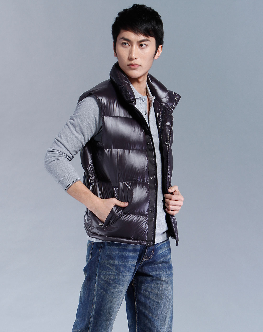 普拉达prada 男款黑灰色羽绒背心