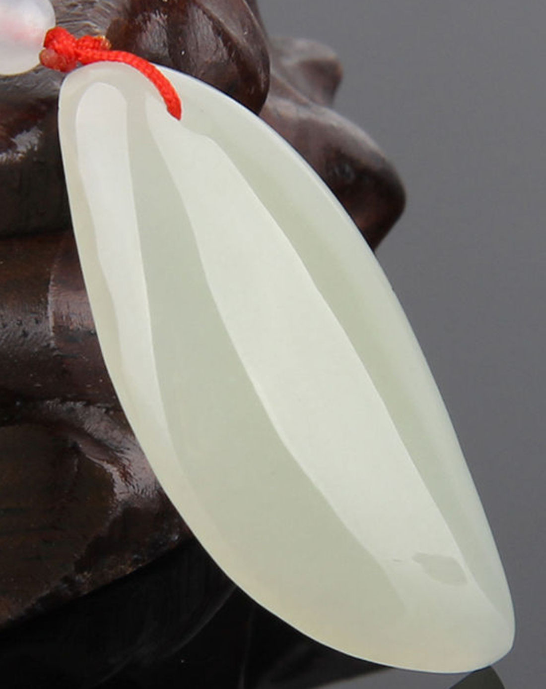 中性和田玉月牙吊坠(附证书)