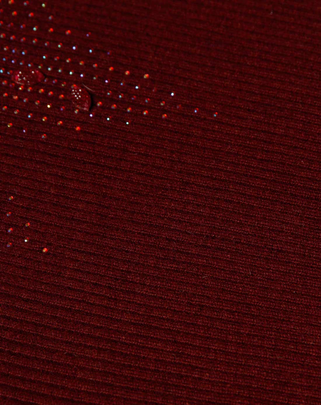 紫红色半高领烫钻针织衫