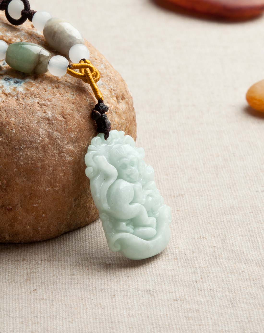 翡翠生肖猴吊坠