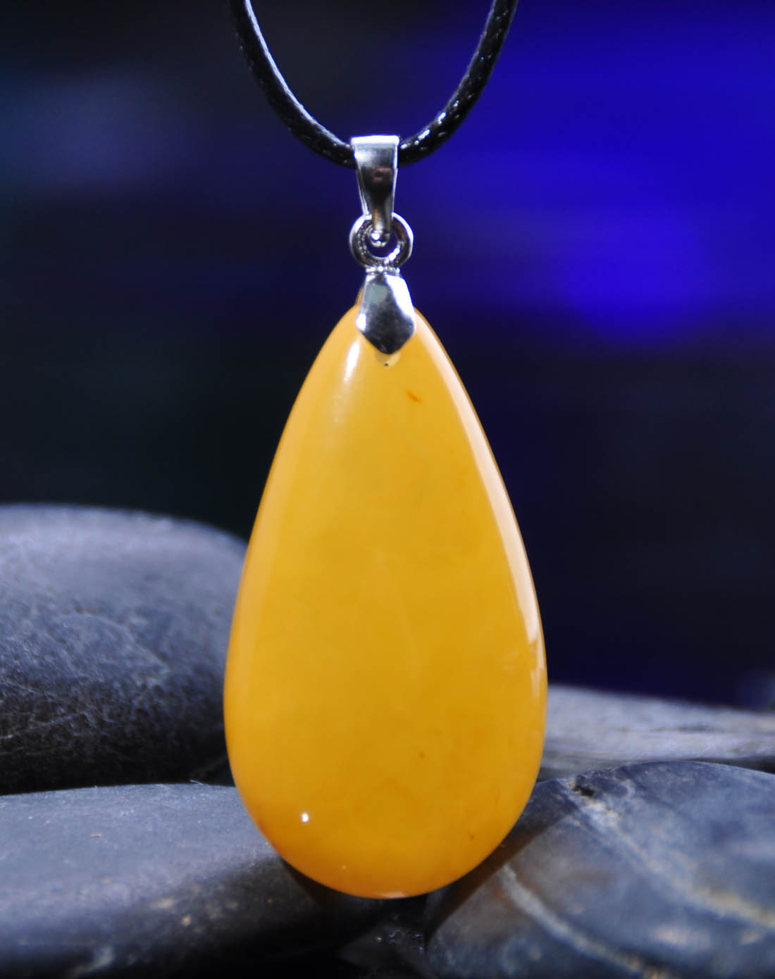 柔美水滴蜜蜡吊坠(附送皮绳,带证书)