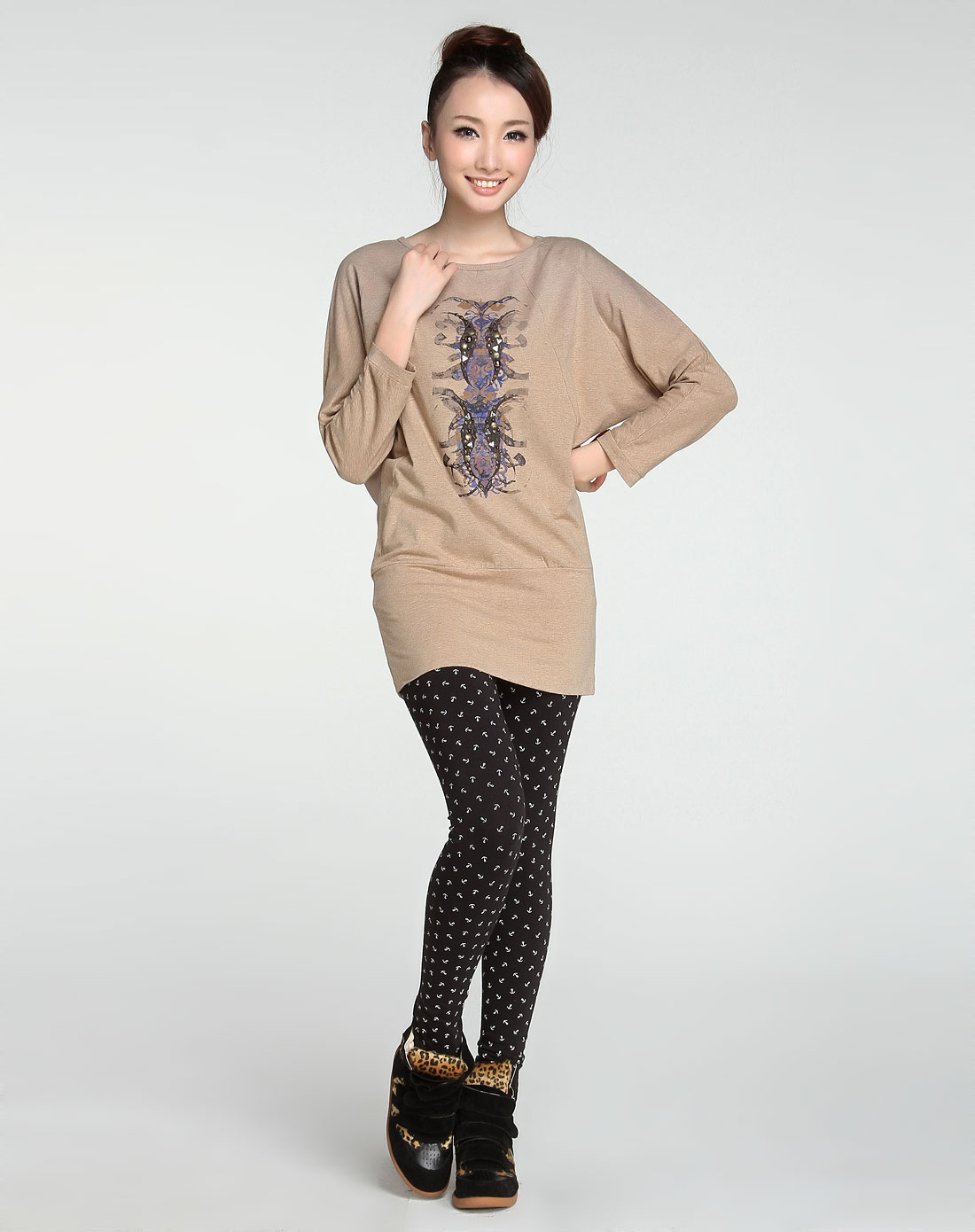 赭石色圆领印图长袖t恤