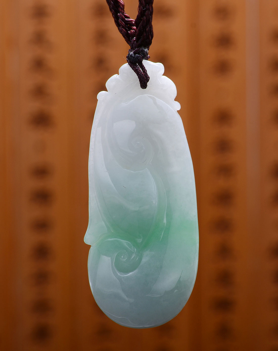 浅绿色白底青种如意翡翠玉坠