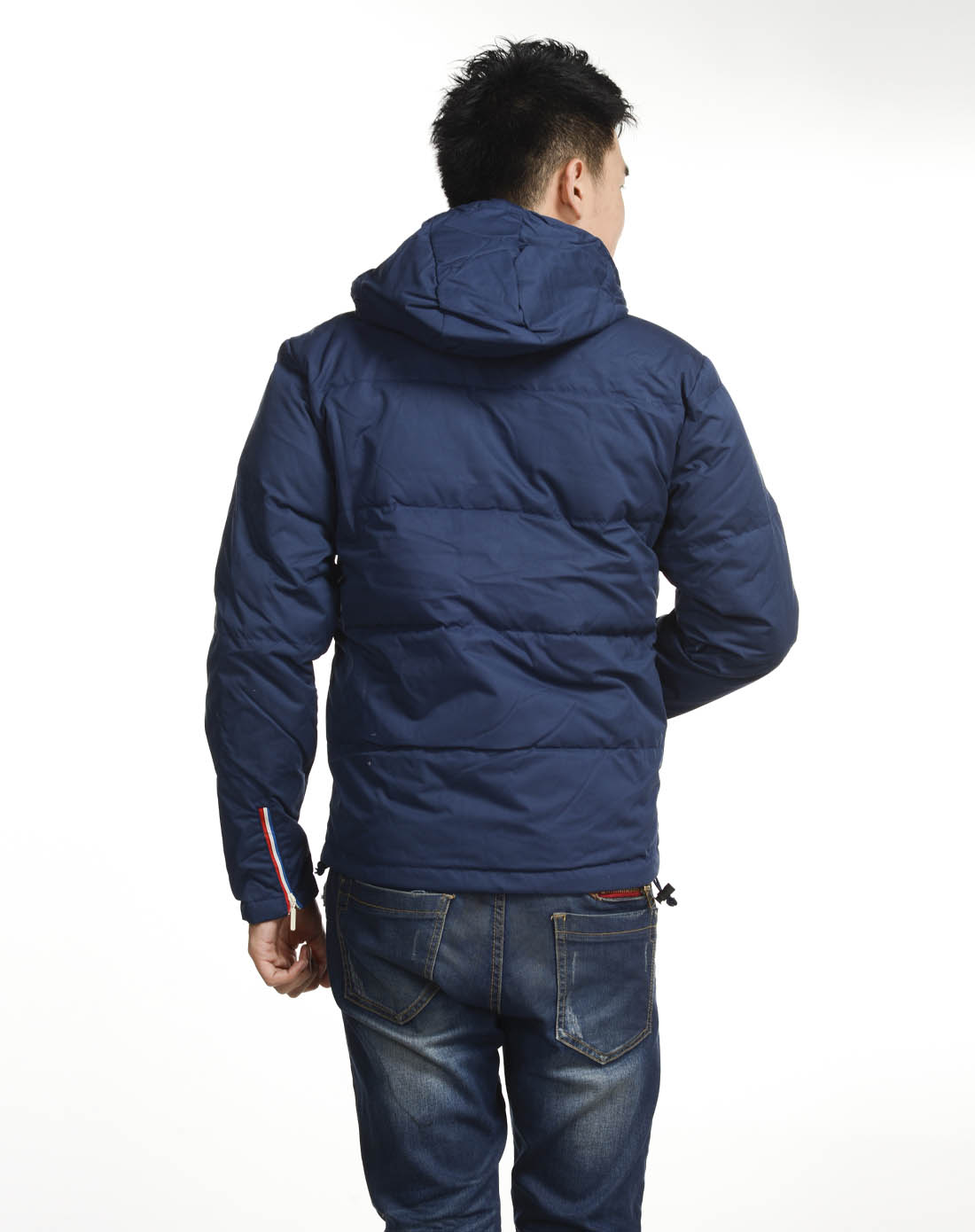 男子蓝黑色羽绒服
