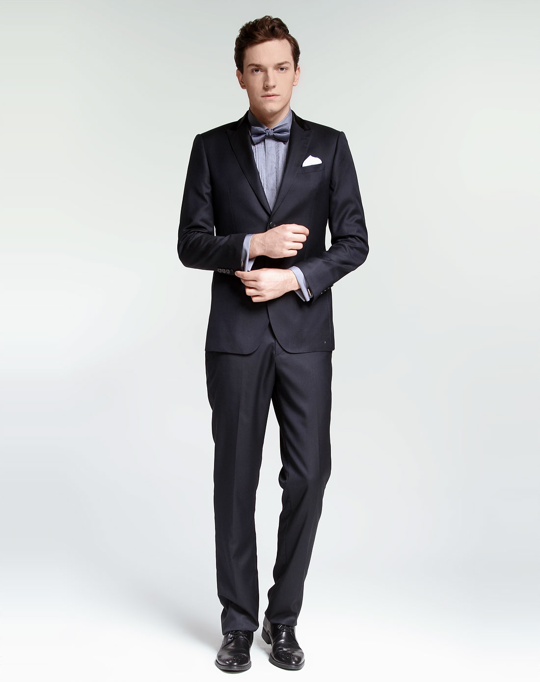 蓝黑色商务正装长袖西服