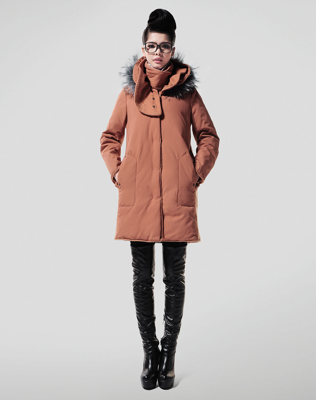 粉咖色时尚连帽长袖羽绒服