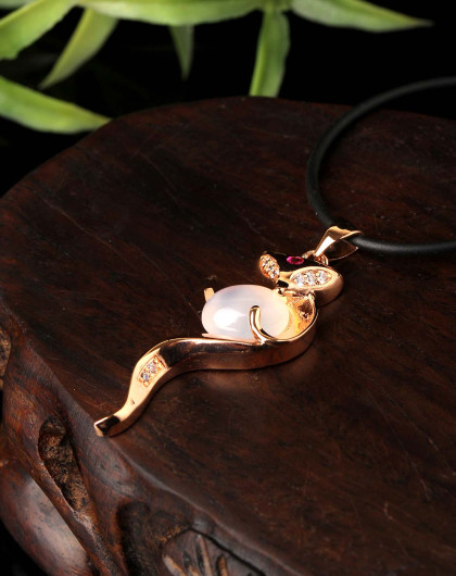 3a级白玉髓镀玫瑰金镶嵌狐狸吊坠附证书