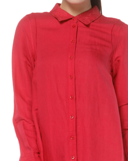 绛红色宽松舒适长袖衬衫