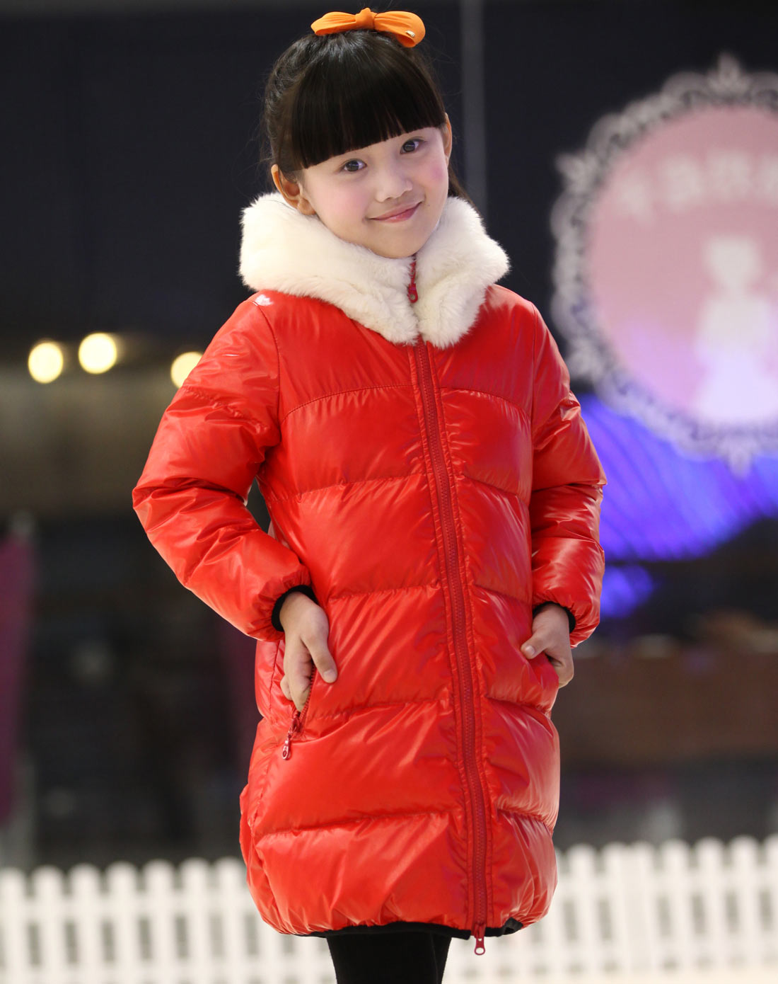 女童红色羽绒服