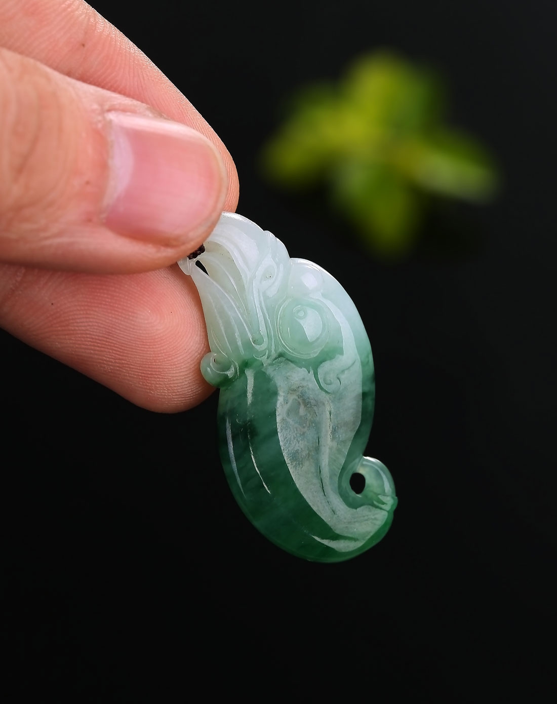 极其稀有细腻满色绿飘翠绿色精雕鹰头挂件