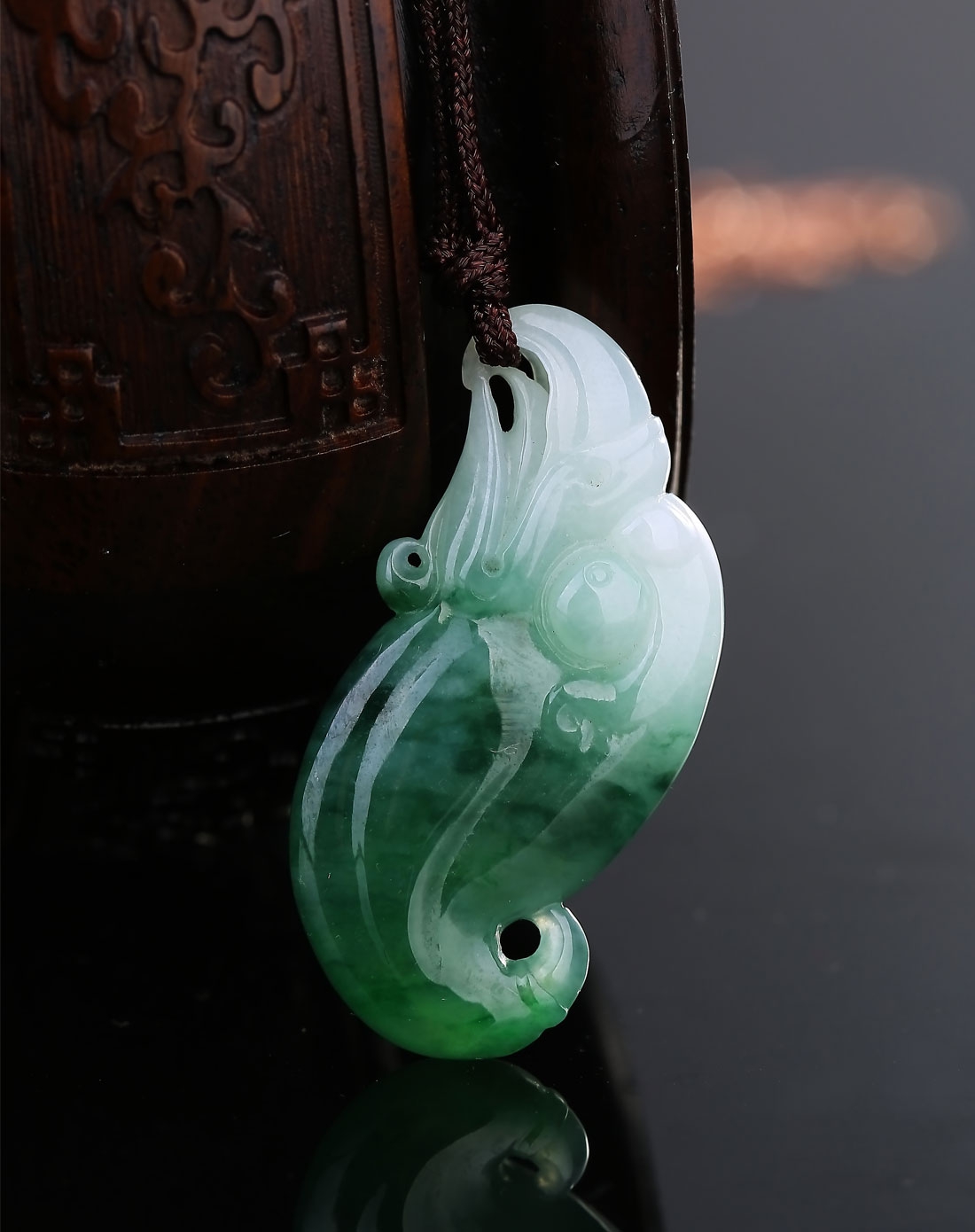 极其稀有细腻满色绿飘翠绿色精雕鹰头挂件
