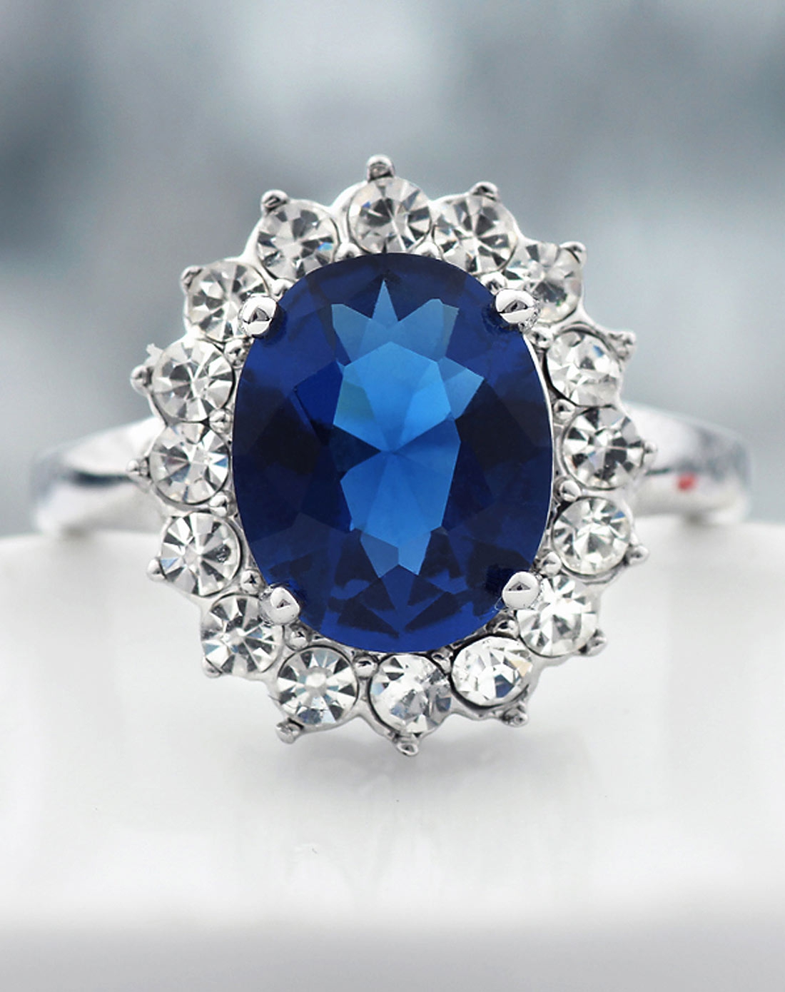 蓝色大锆石戒指