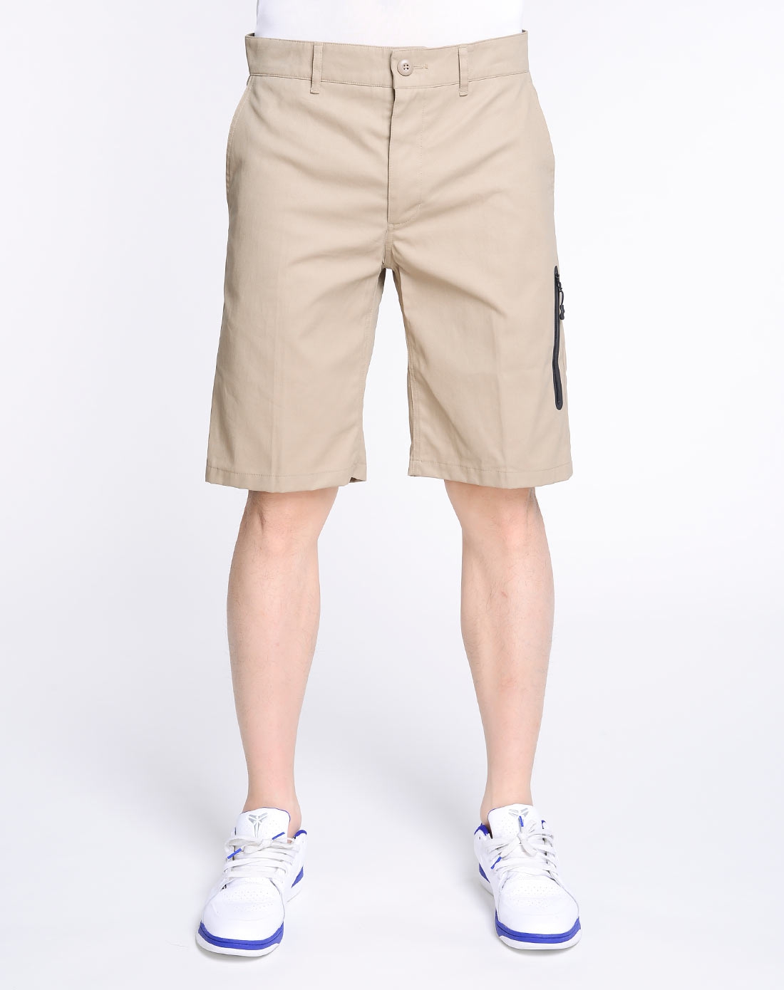 男子卡其色短裤