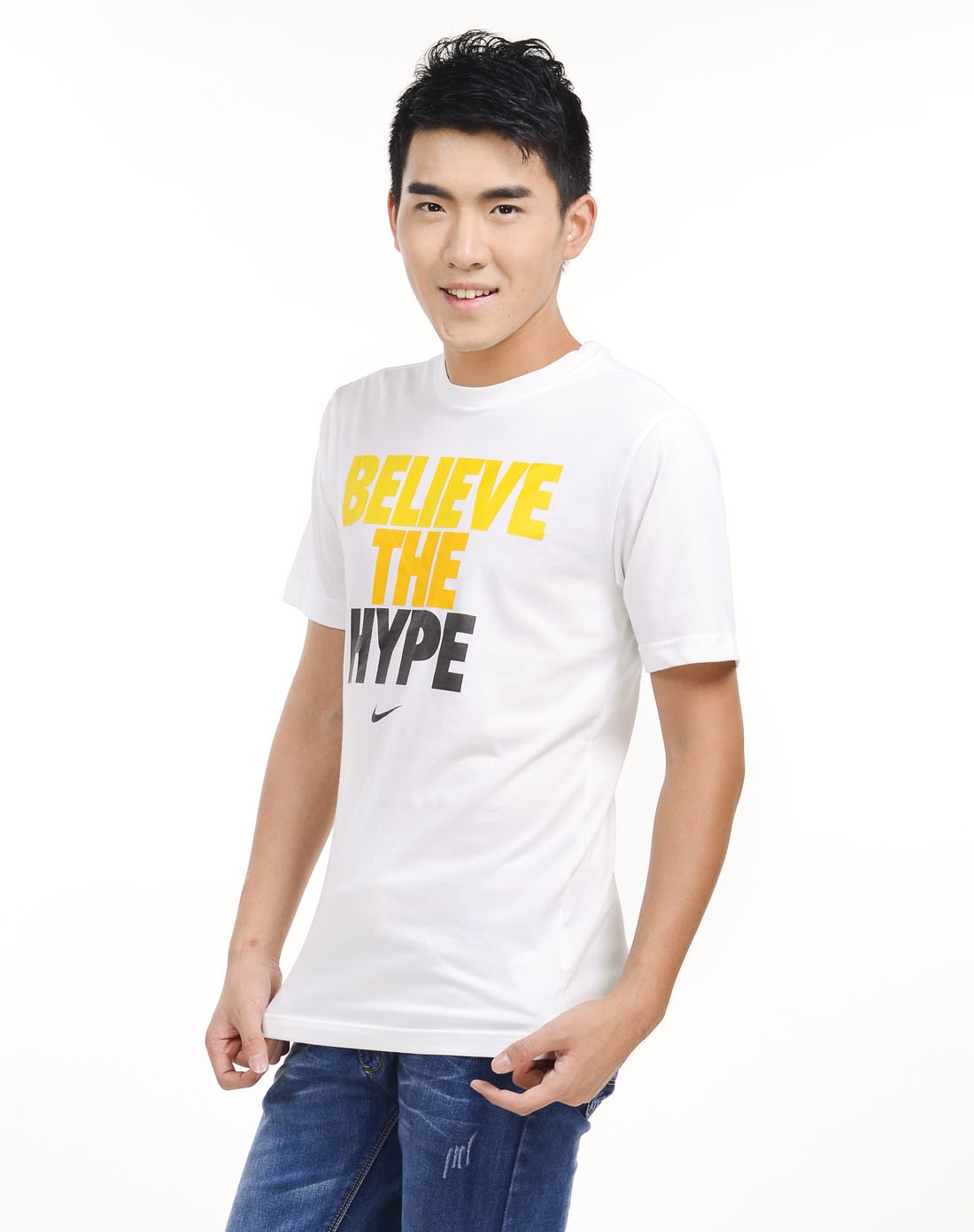 男子白色短袖t恤