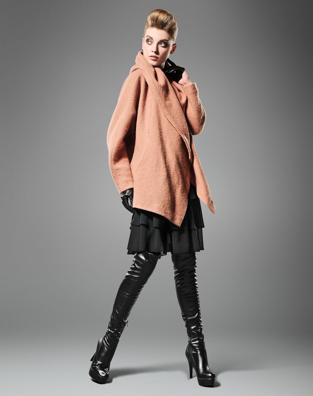 粉咖色简约帅气连帽长袖大衣