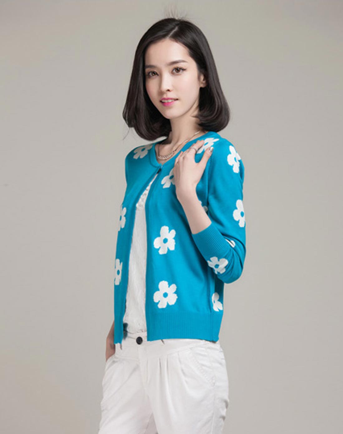 蓝底白花长袖针织开衫