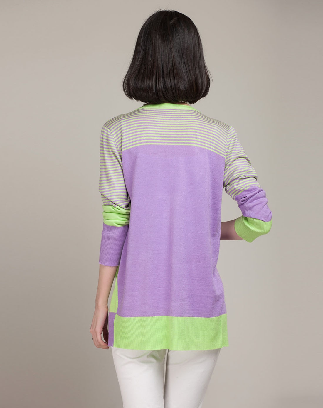 浅紫色撞色条纹单排扣针织衫