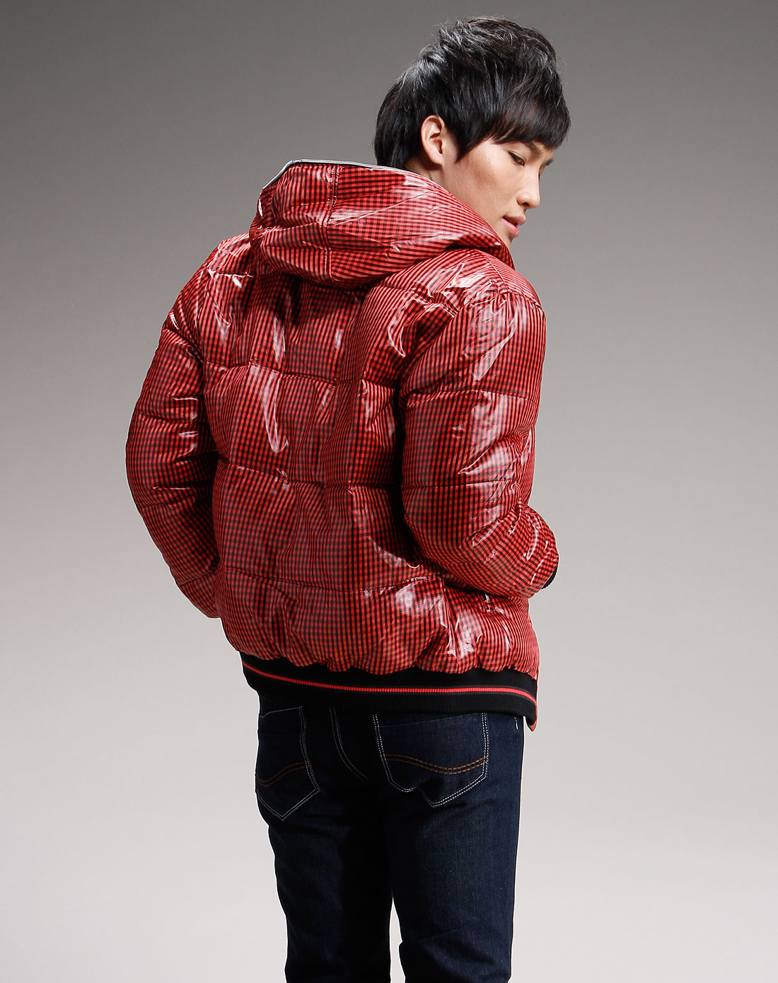 男款红色格子连帽长袖羽绒服