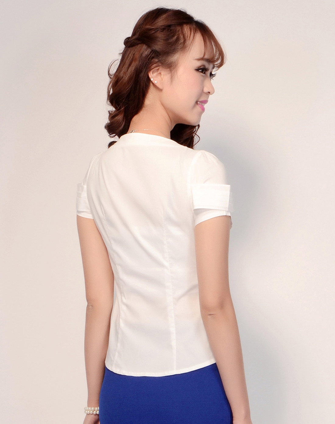 乳白色气质美女短袖衬衫