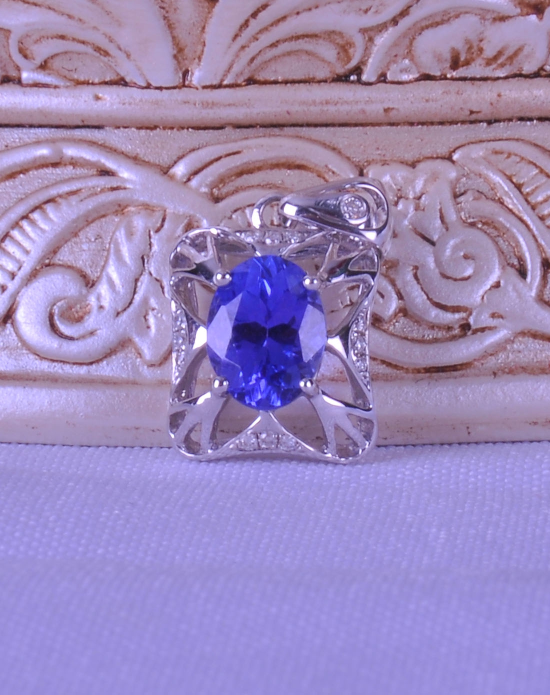 18k金镶坦桑石钻石吊坠