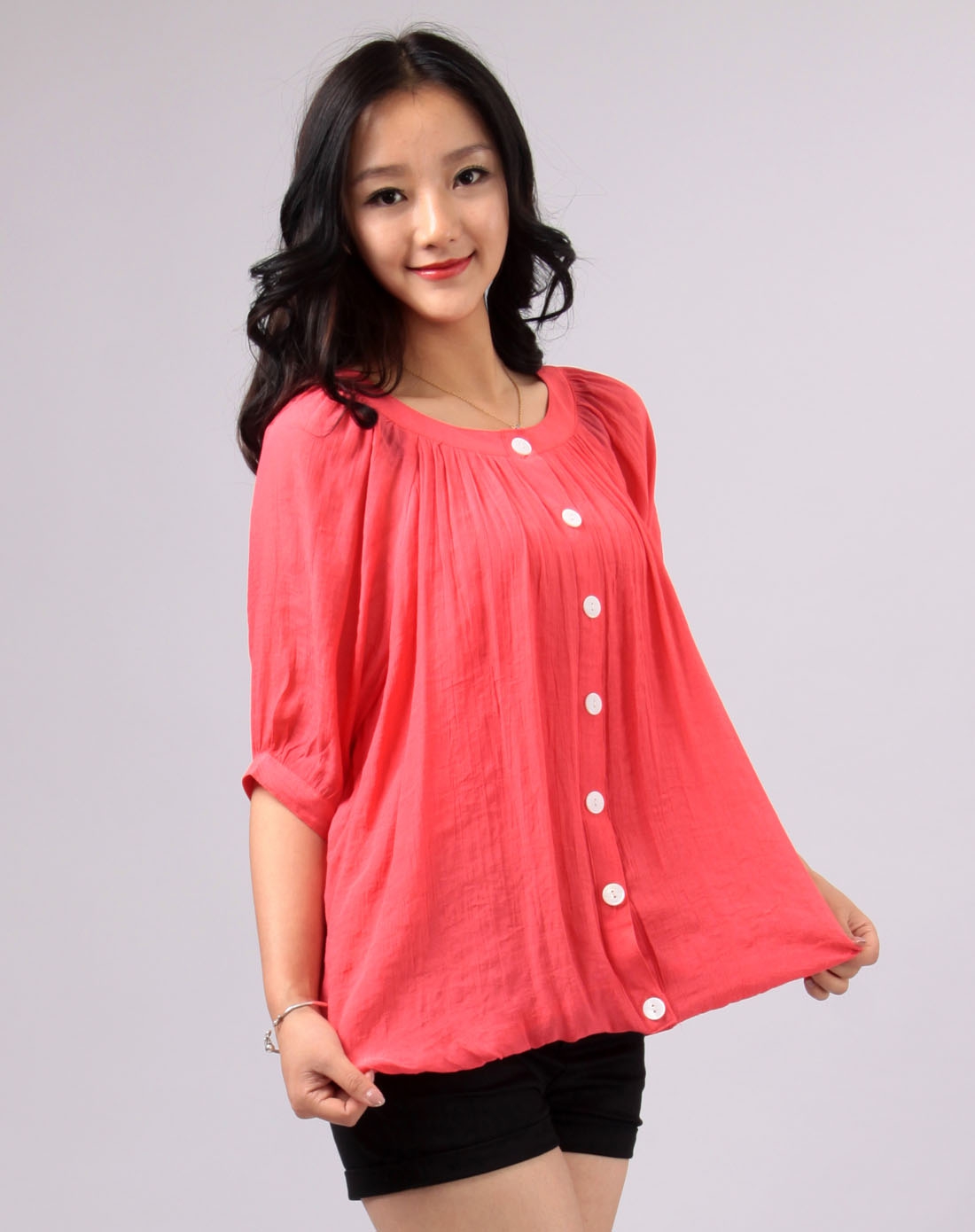 红色圆领短袖暗花上衣