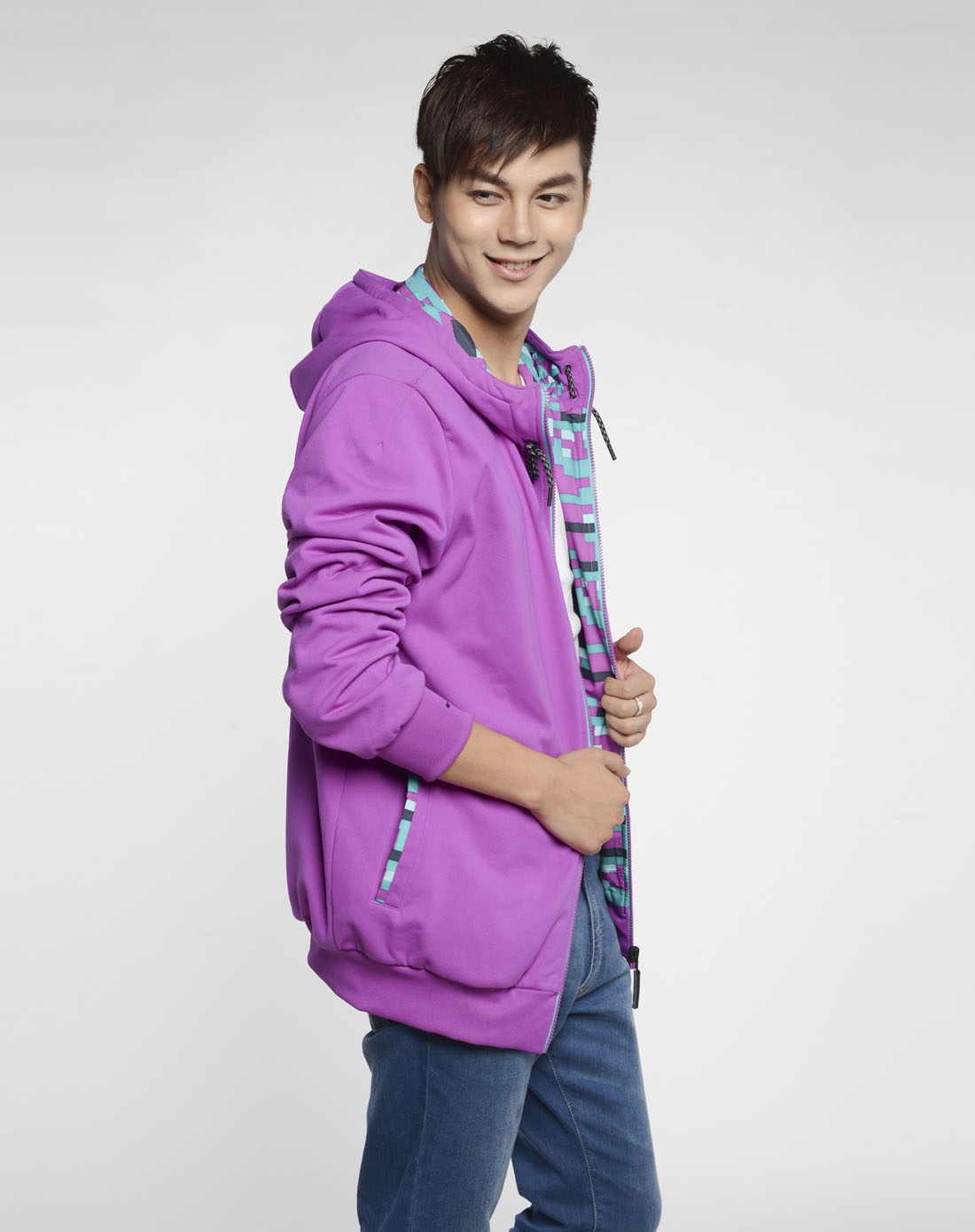 男子紫色双面穿夹克