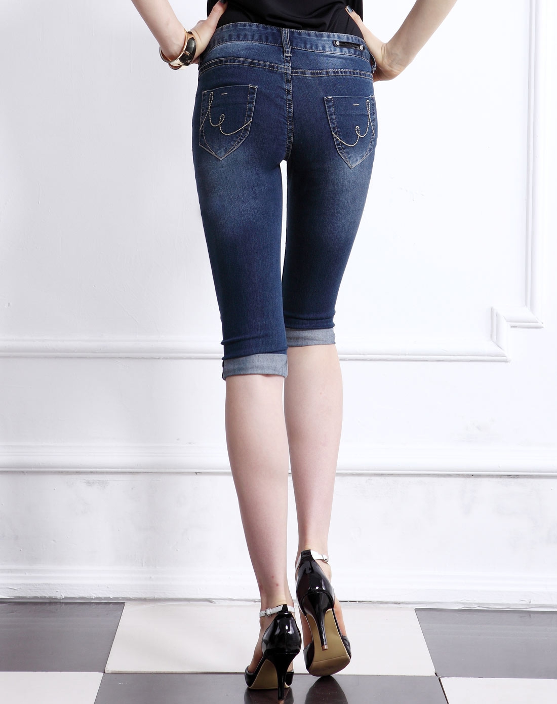 女款怀旧蓝铆钉翻边中腰七分牛仔裤