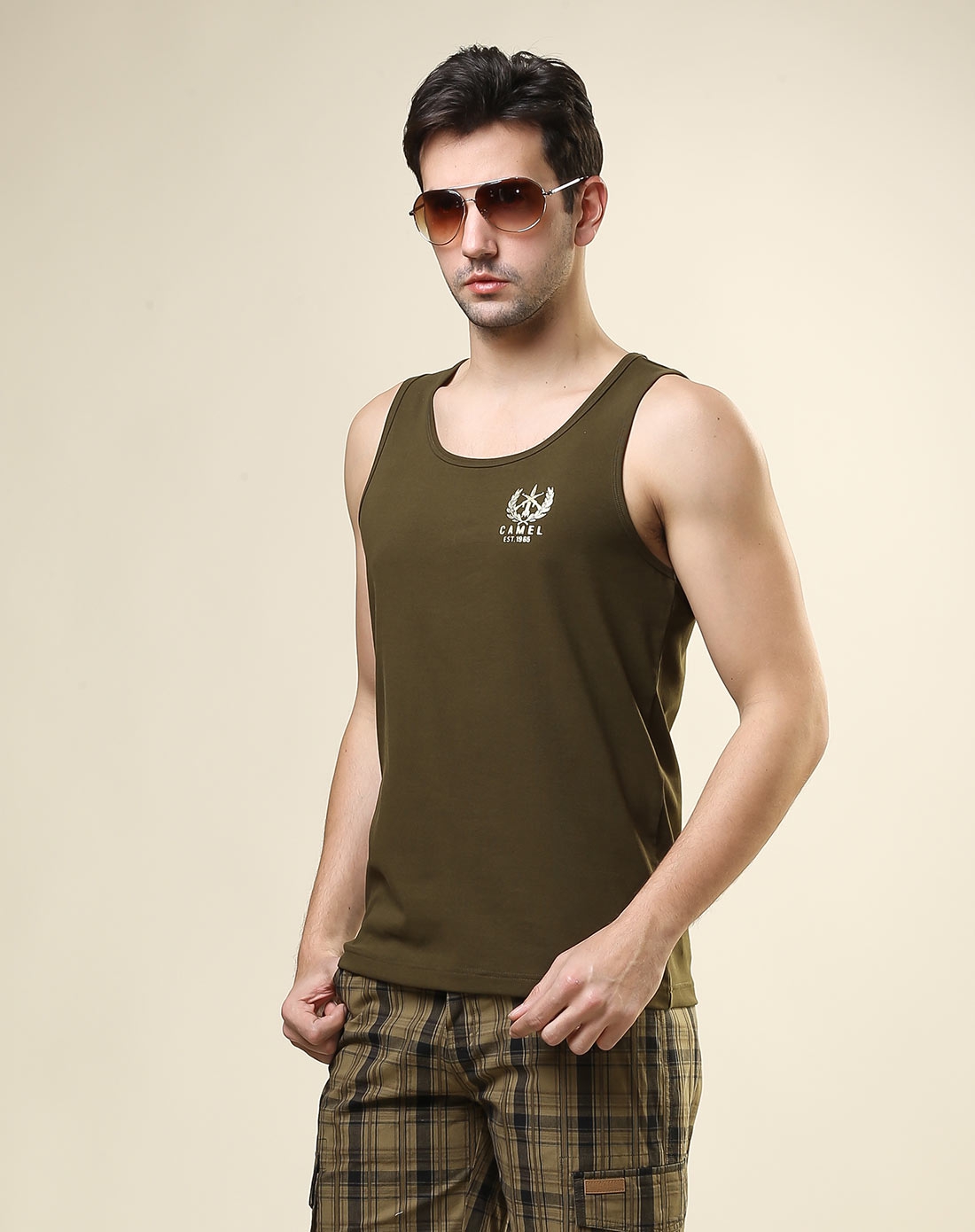 男款军绿色休闲背心 弹性舒适