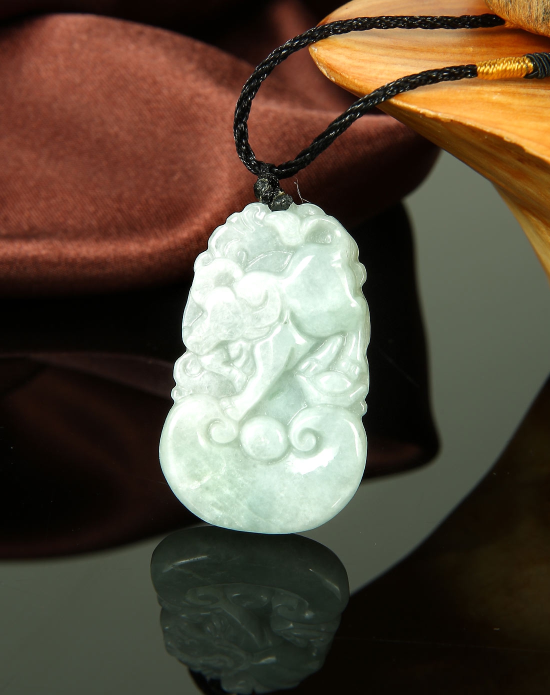 女款扭转乾坤翡翠吊坠(附证书)