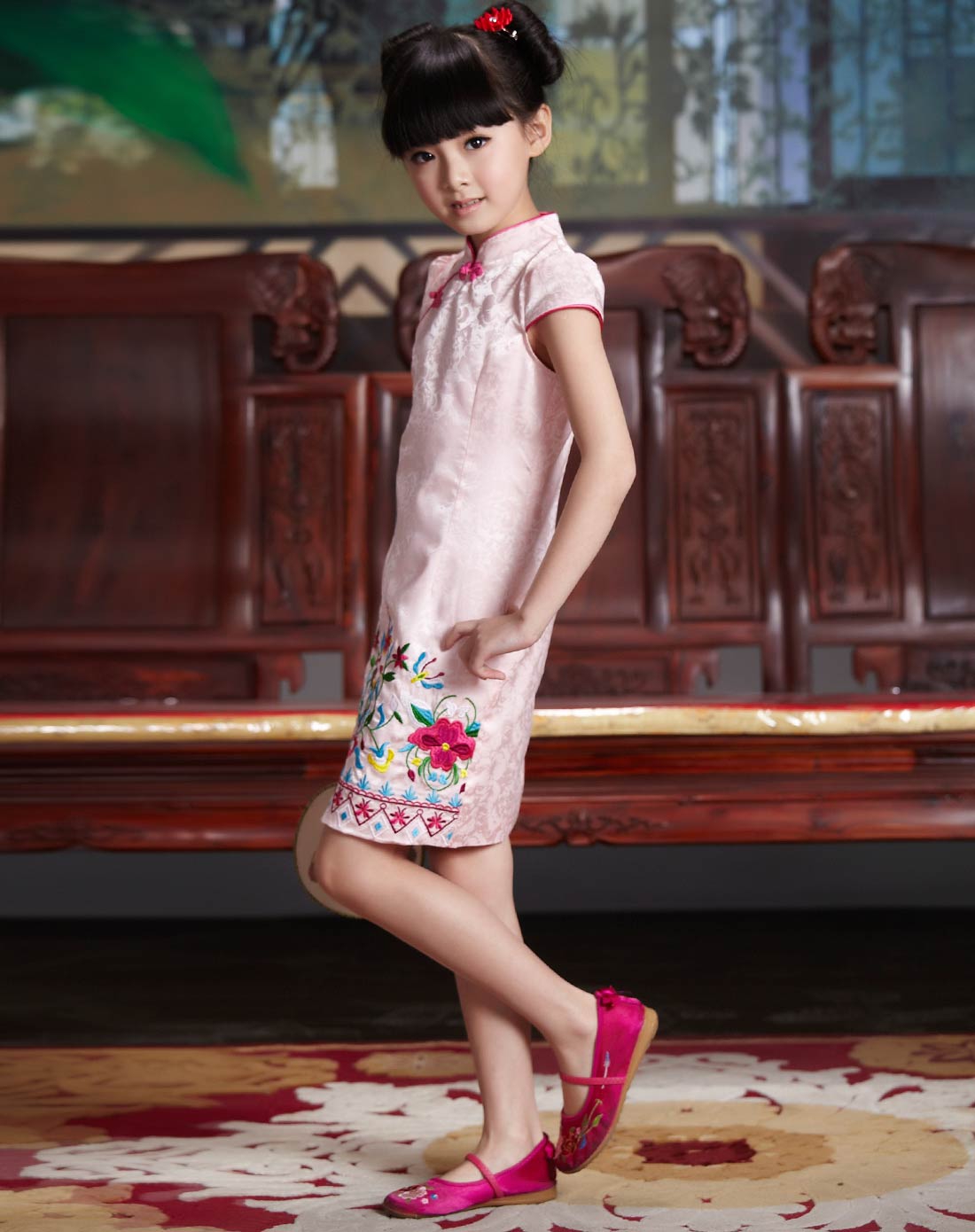 女童粉色旗袍