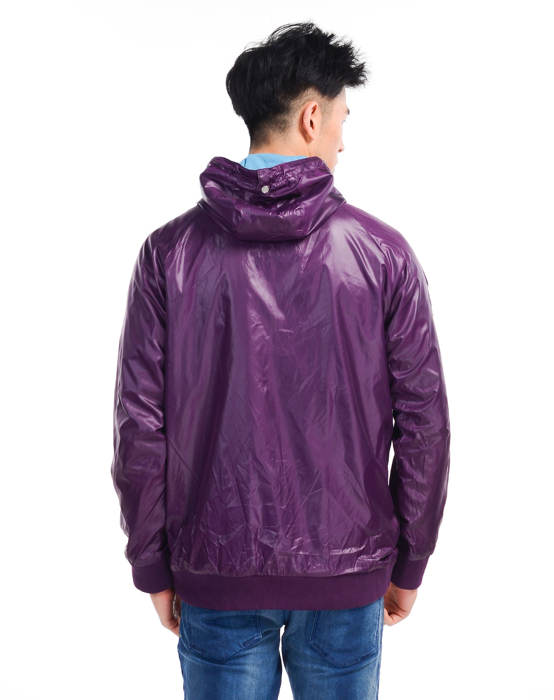 男子紫色夹克