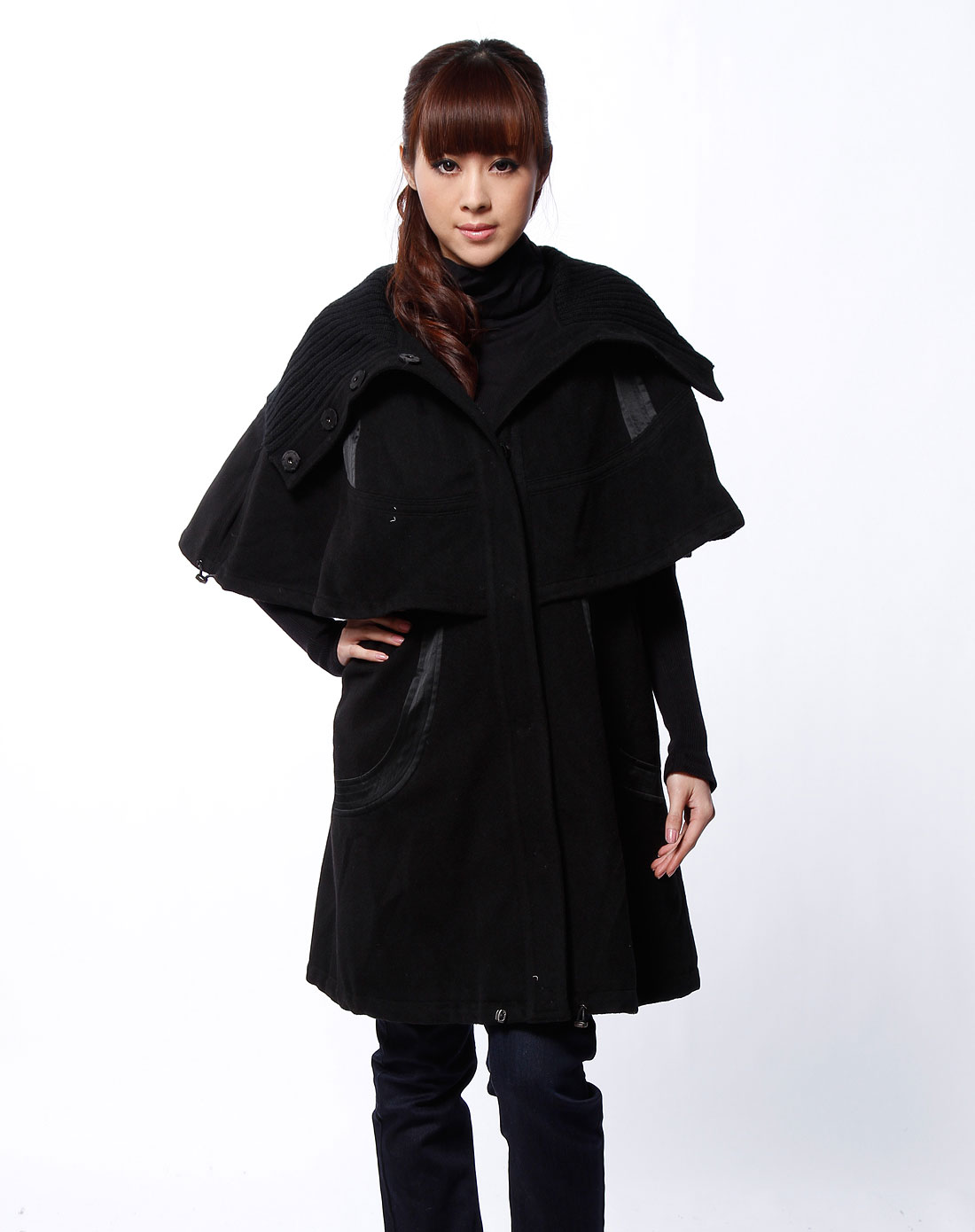 黑色披肩式无袖大衣