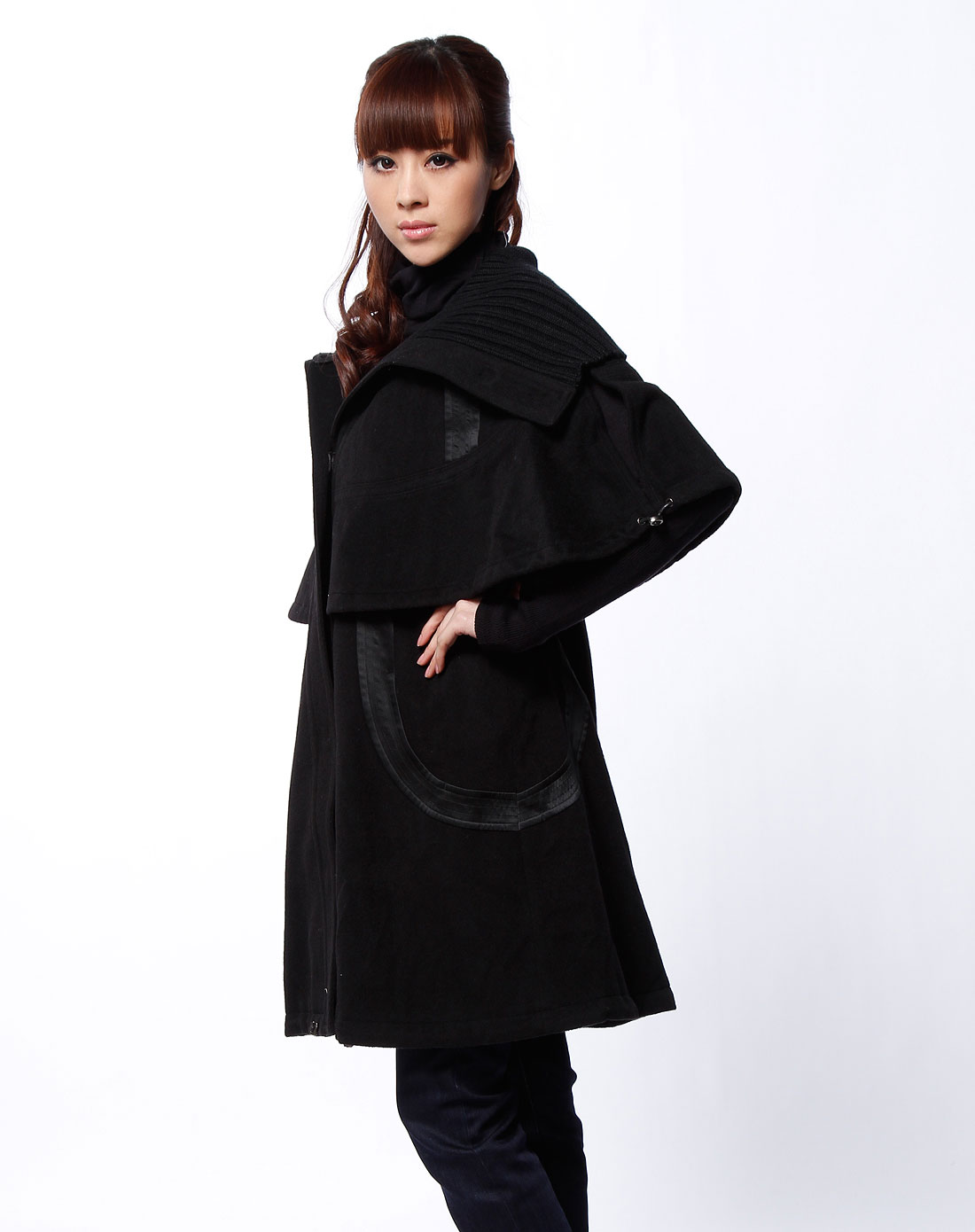 黑色披肩式无袖大衣