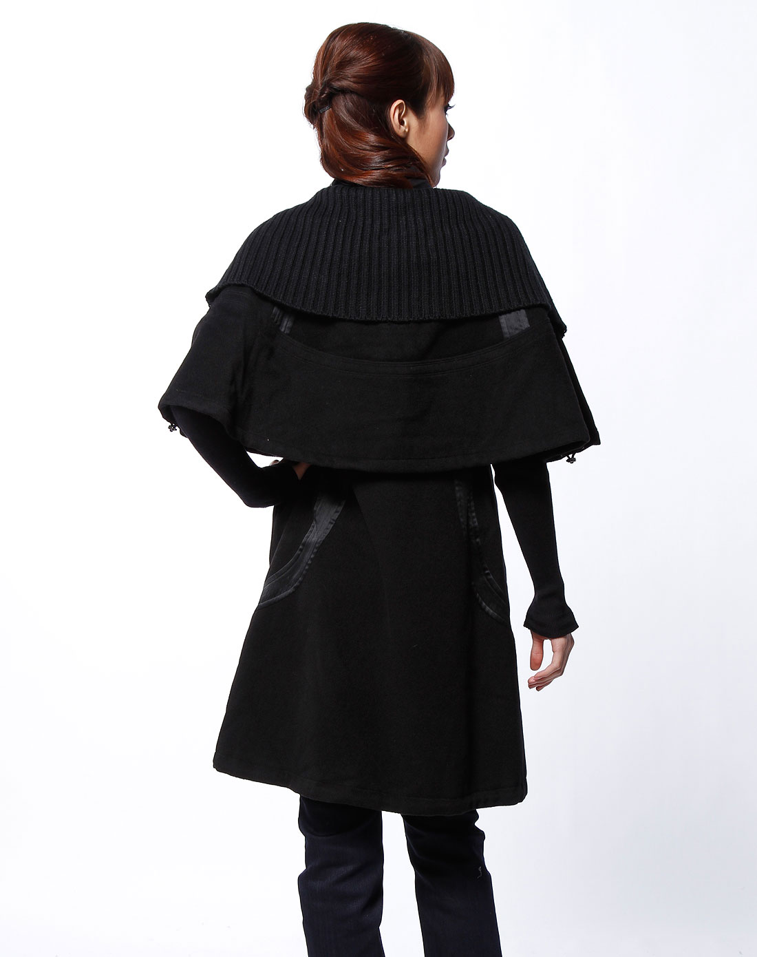 黑色披肩式无袖大衣