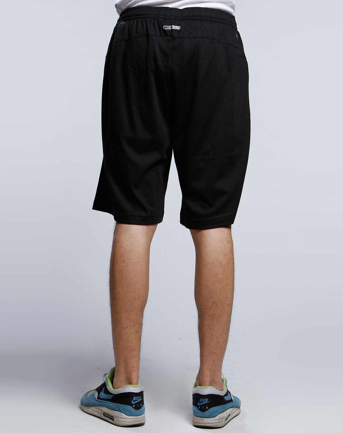 男款黑色简约短裤