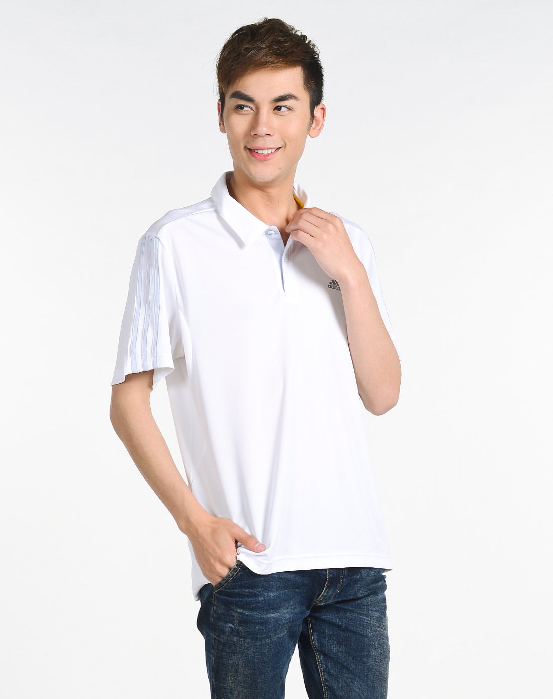 男子白色短袖polo衫