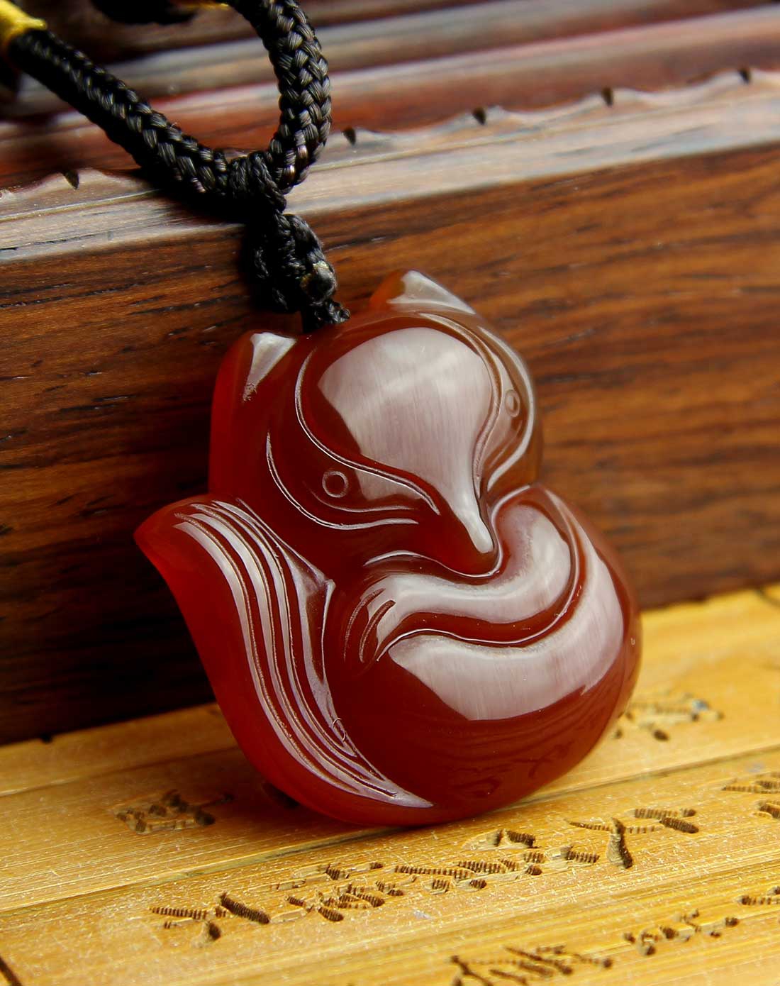 红玛瑙长尾玉面狐狸吊坠附证书