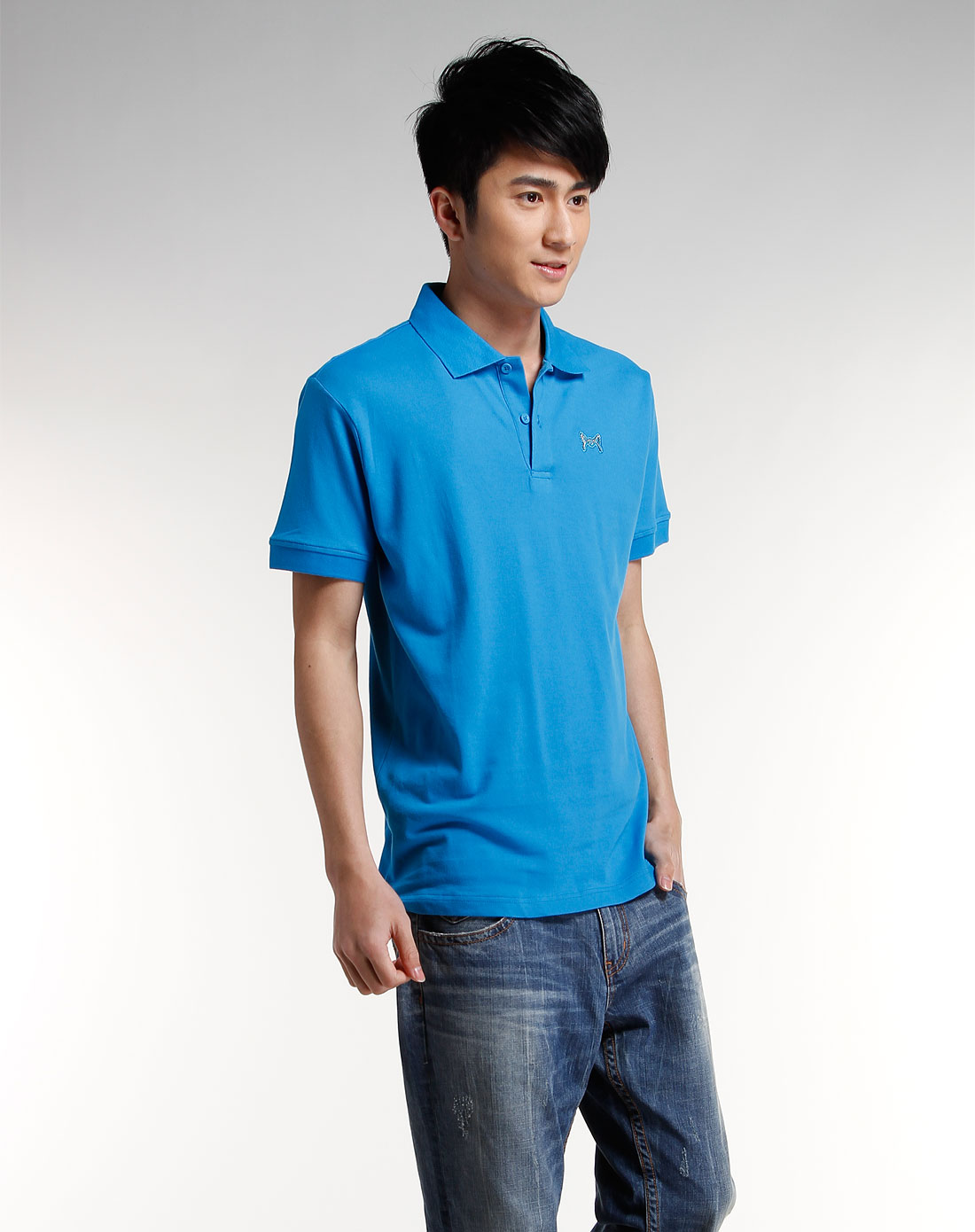 天蓝色翻领休闲短袖polo衫