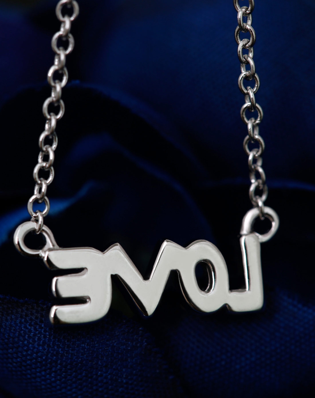 s925银镶施华洛世奇宝石love字母璀璨项链