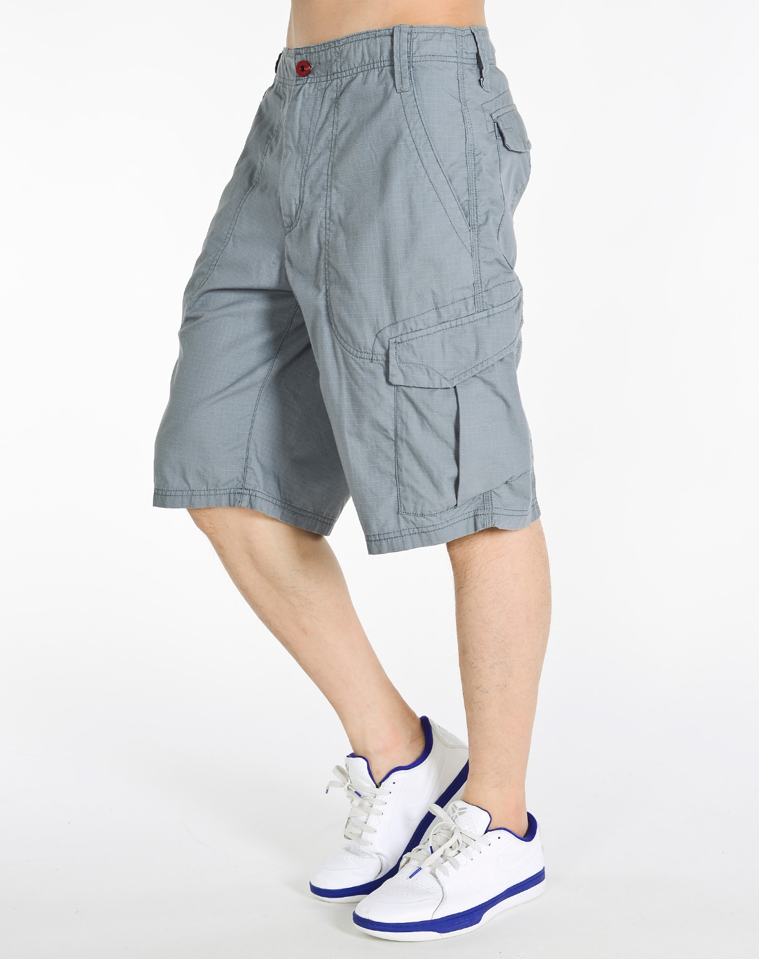 男子灰色短裤