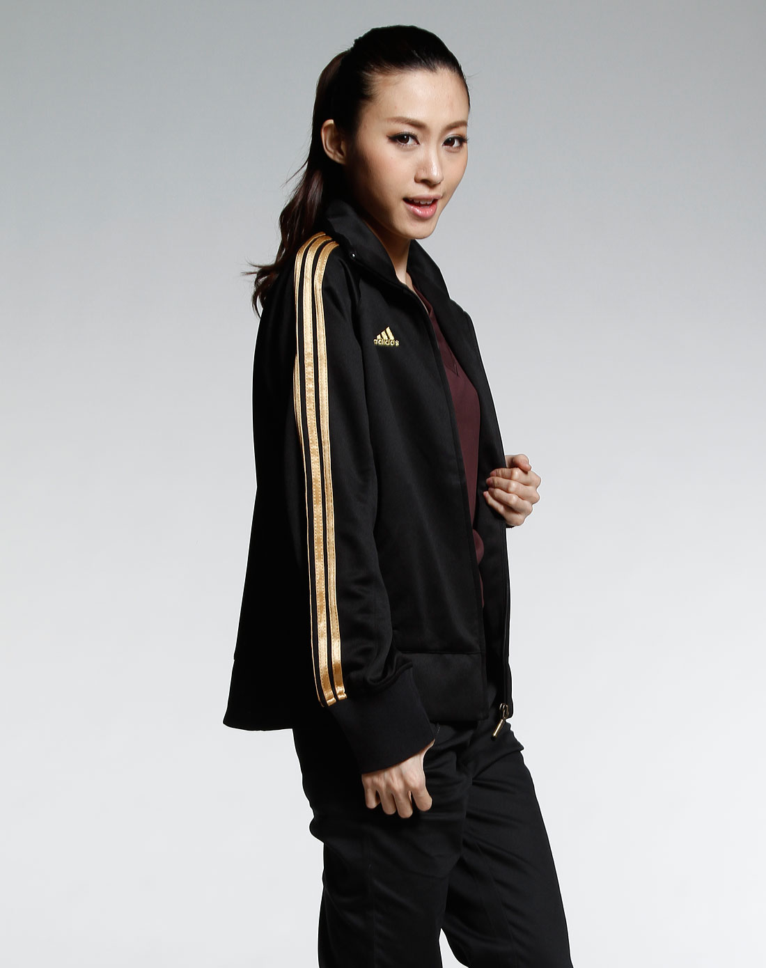 阿迪達斯adidas女裝專場-sp 女款黑/金色運動長袖外套